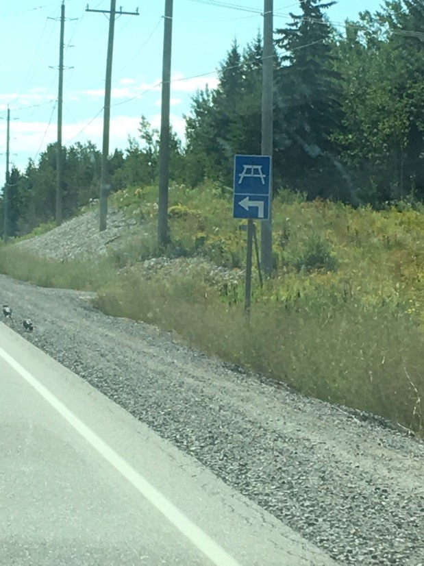 Rest stop sign, no km but indicates direction